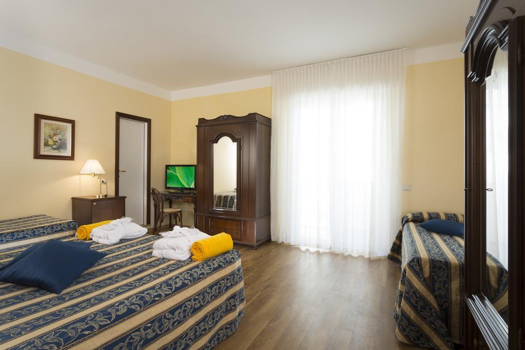 Hotel Milano Helvetia - In Centro Con Piscina Риччоне Екстер'єр фото