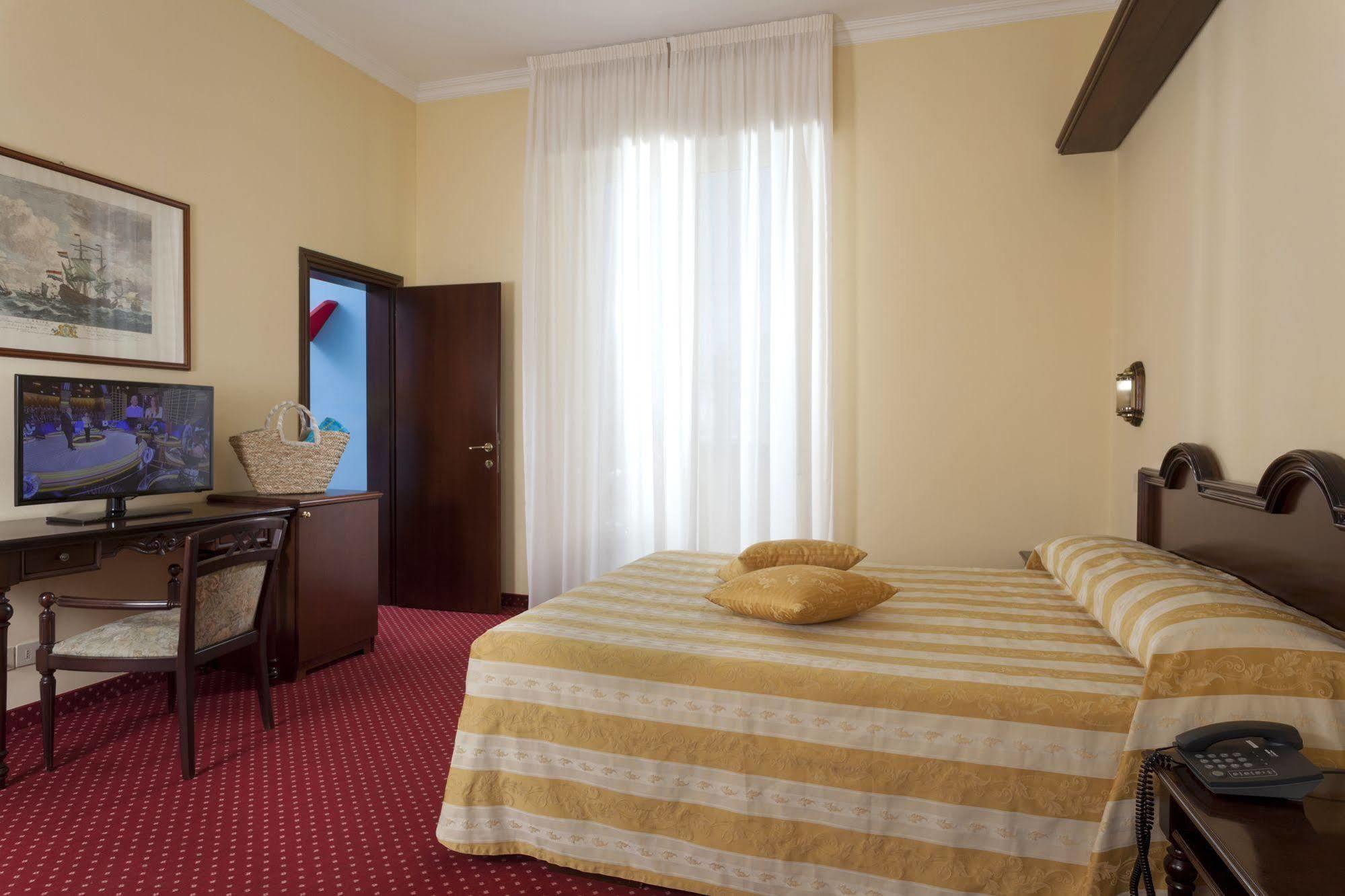 Hotel Milano Helvetia - In Centro Con Piscina Риччоне Екстер'єр фото